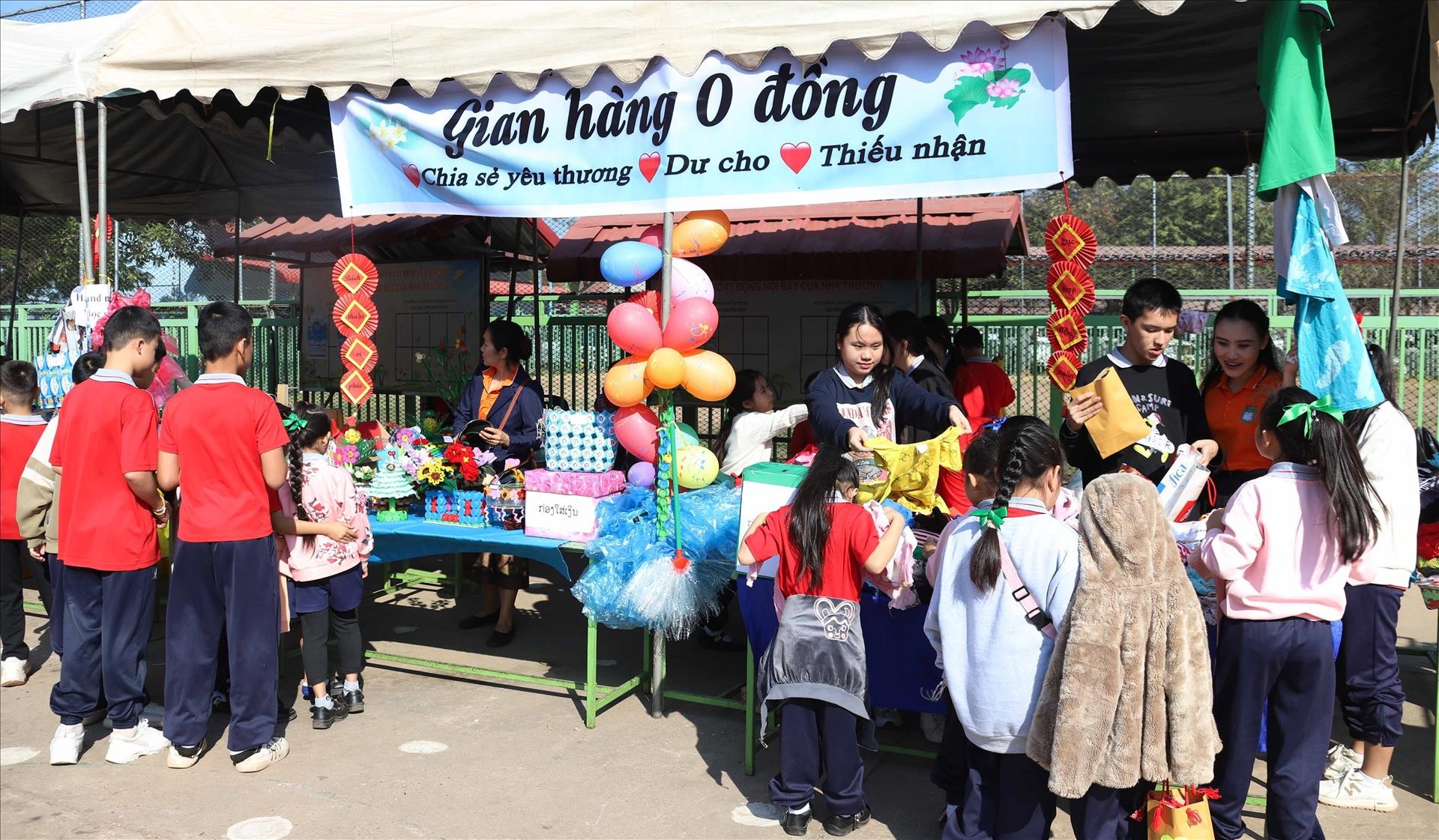 Lan tỏa Tết Việt đến bạn bè Lào