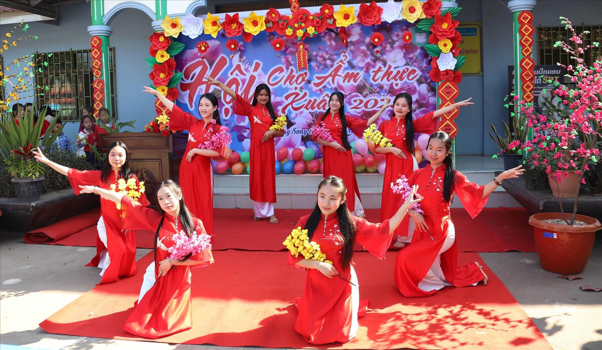 Lan tỏa Tết Việt đến bạn bè Lào