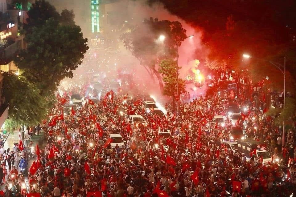 Nhân dân cả nước xuống đường "đi bão" mừng tuyển Việt Nam vô địch AFF Cup 2024