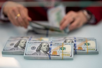 Giá bán USD tiếp tục ở mức kịch trần