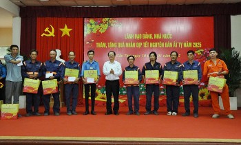 100 suất quà Tết cho đoàn viên, người lao động hoàn cảnh khó khăn tại Cần Thơ