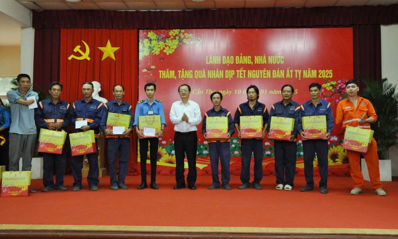100 suất quà Tết cho đoàn viên, người lao động hoàn cảnh khó khăn tại Cần Thơ