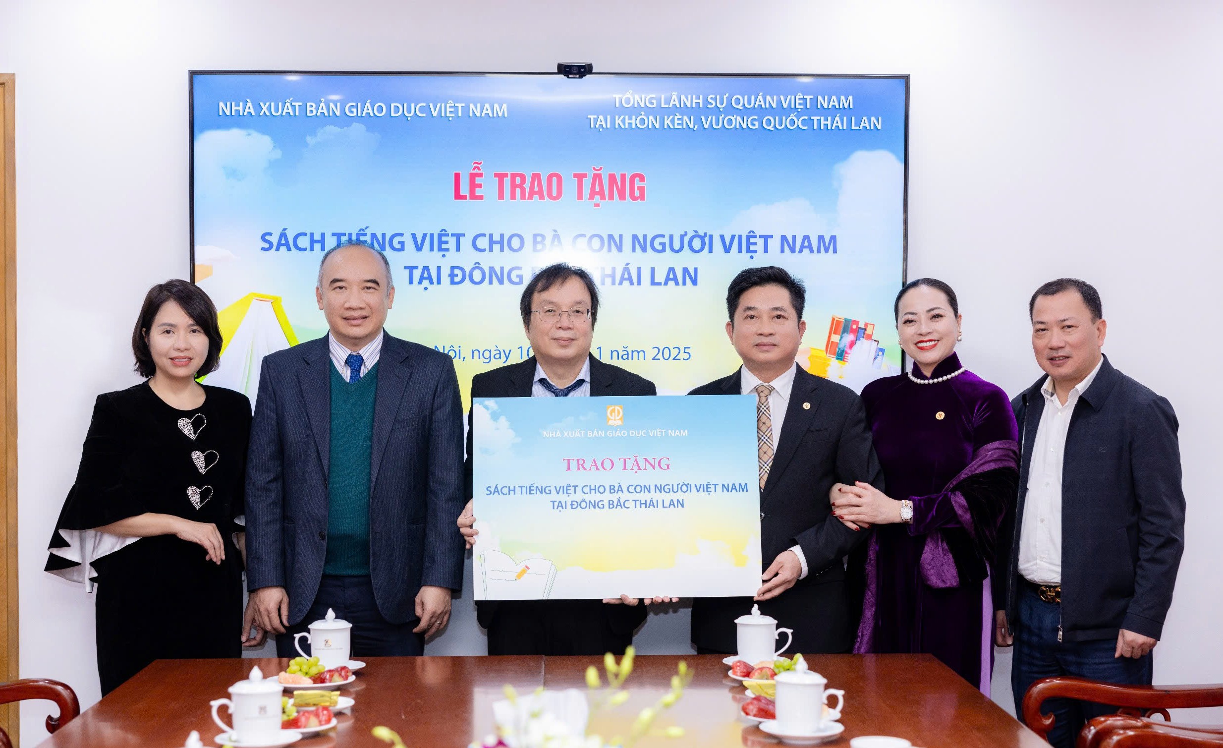 Trao tặng sách tiếng Việt cho người Việt tại Đông Bắc Thái Lan