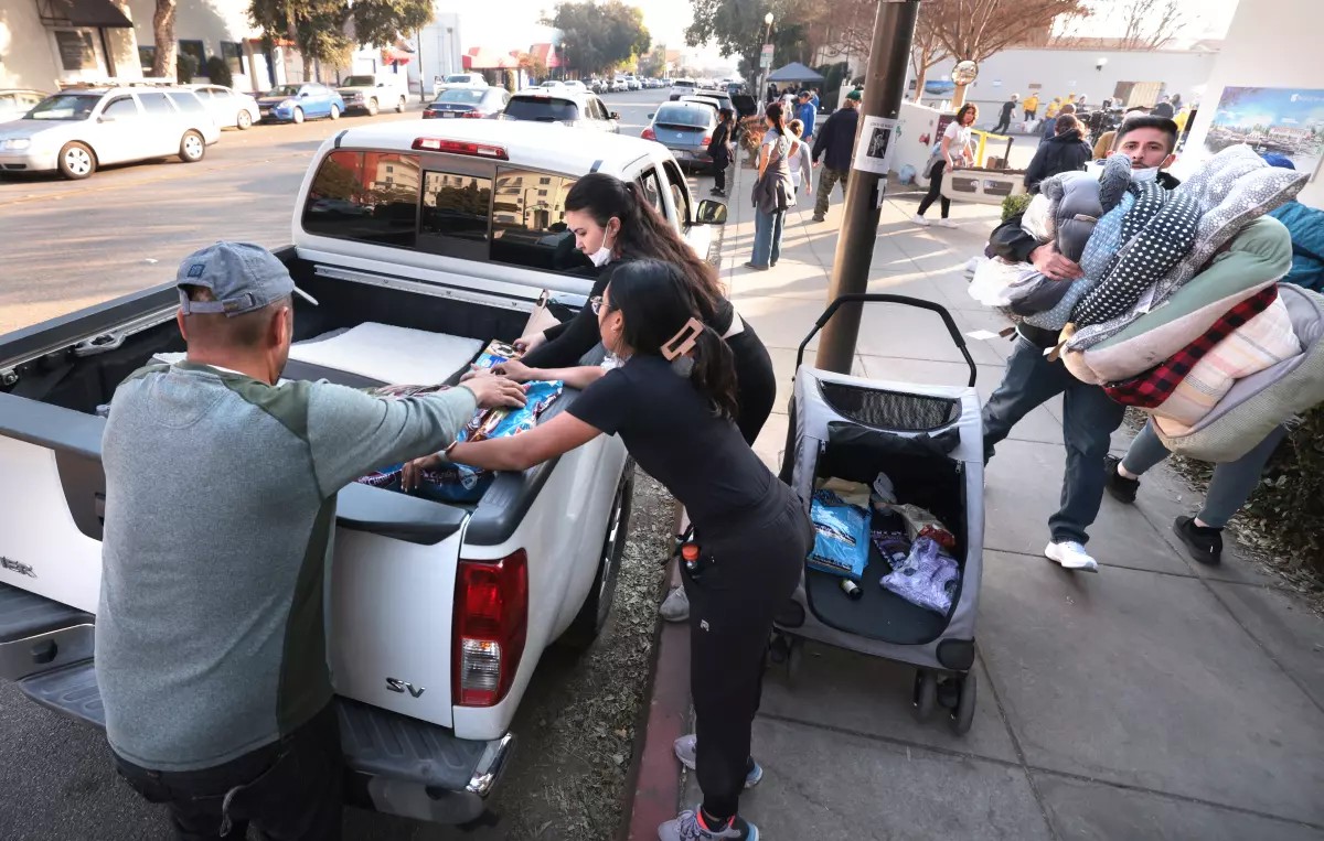 Khắp miền Nam California, hàng nghìn người đã quyên góp thực phẩm, tiền bạc, quần áo và cả thời gian để hỗ trợ các nạn nhân vụ cháy. Trong ảnh, các tình nguyện viên đang vận chuyển hàng hóa quyên góp tại Hội Bảo vệ Động vật Pasadena, ngày 11/1/2025. (Ảnh: Thời báo Los Angeles)