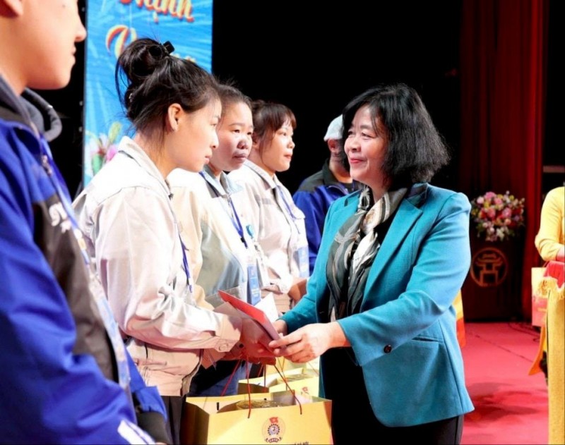 Bí thư thành uỷ Bùi Thị Minh Hoài tặng quà Tết tới công nhân lao động (Ảnh: T.L).