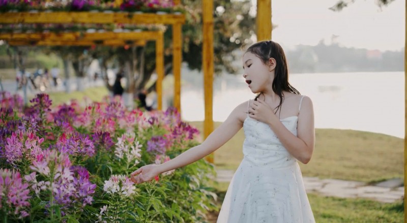 Mẫu nhí Emily Wagner lại gây bất ngờ khi cover bản hit của Taylor Swift