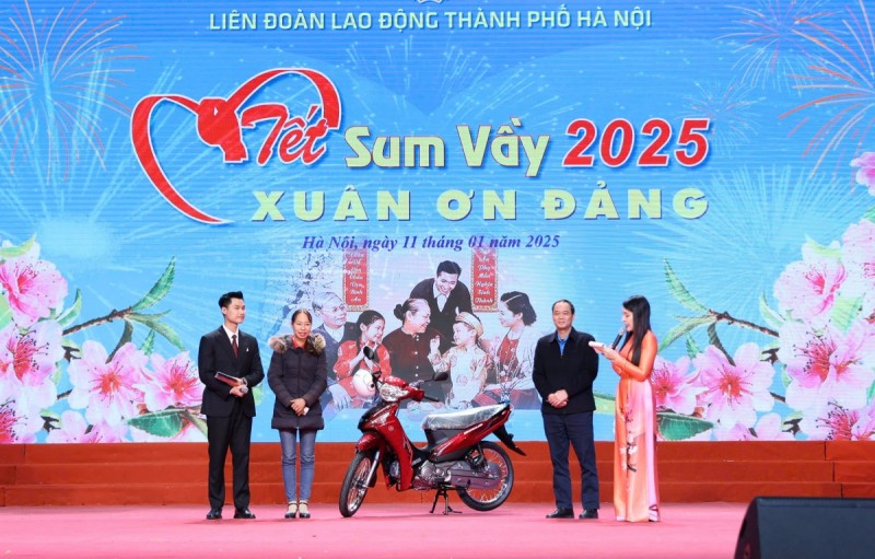 Niềm vui của người lao động khi đến với Chợ Tết công đoàn 2025 Niềm vui của người lao động khi đến với Chợ Tết công đoàn 2025