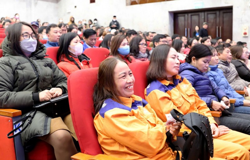 Niềm vui của người lao động khi đến với Chợ Tết công đoàn 2025 Niềm vui của người lao động khi đến với Chợ Tết công đoàn 2025