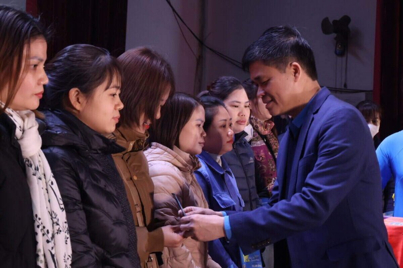 Phó Chủ tịch Tổng LĐLĐ Việt Nam Ngọ Duy Hiểu trao quà Tết cho công nhân Hải Dương (Ảnh: T.L). Phó Chủ tịch Tổng LĐLĐ Việt Nam Ngọ Duy Hiểu trao quà Tết cho công nhân Hải Dương (Ảnh: T.L).