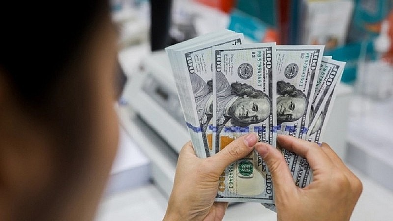 Tỷ giá đảo chiều tăng, giá vàng SJC giảm theo thế giới