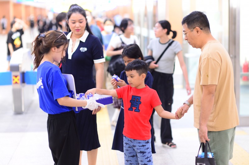 Vinamilk phục vụ miễn phí sản phẩm cho người dân check-in tại các ga metro Bến Thành – Suối Tiên Vinamilk phục vụ miễn phí sản phẩm cho người dân check-in tại các ga metro Bến Thành – Suối Tiên