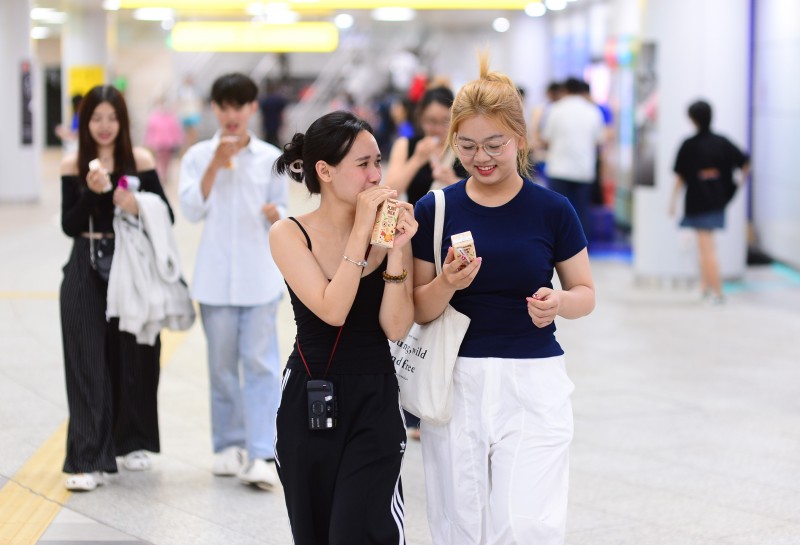 Vinamilk phục vụ miễn phí sản phẩm cho người dân check-in tại các ga metro Bến Thành – Suối Tiên Vinamilk phục vụ miễn phí sản phẩm cho người dân check-in tại các ga metro Bến Thành – Suối Tiên