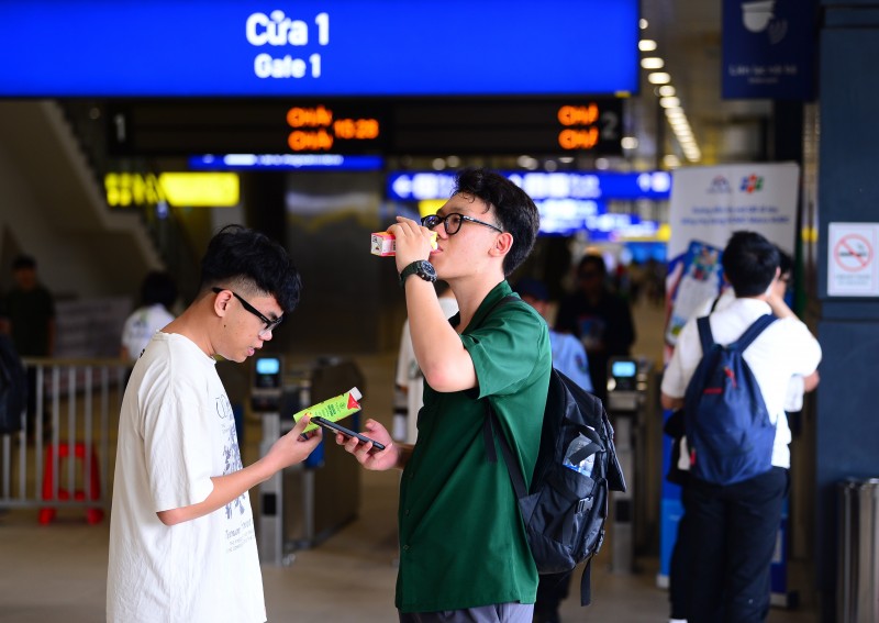Vinamilk phục vụ miễn phí sản phẩm cho người dân check-in tại các ga metro Bến Thành – Suối Tiên Vinamilk phục vụ miễn phí sản phẩm cho người dân check-in tại các ga metro Bến Thành – Suối Tiên