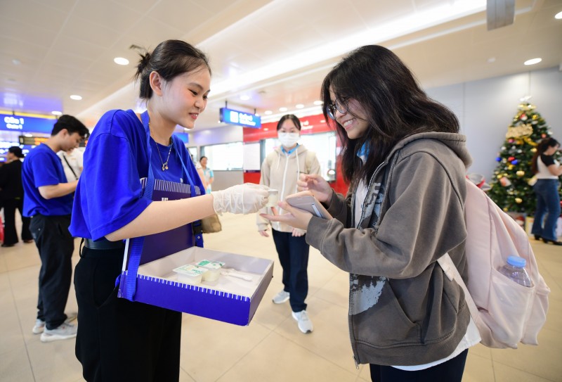 Vinamilk phục vụ miễn phí sản phẩm cho người dân check-in tại các ga metro Bến Thành – Suối Tiên Vinamilk phục vụ miễn phí sản phẩm cho người dân check-in tại các ga metro Bến Thành – Suối Tiên