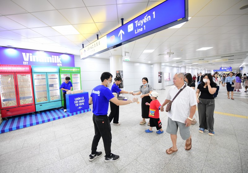 Vinamilk phục vụ miễn phí sản phẩm cho người dân check-in tại các ga metro Bến Thành – Suối Tiên Vinamilk phục vụ miễn phí sản phẩm cho người dân check-in tại các ga metro Bến Thành – Suối Tiên