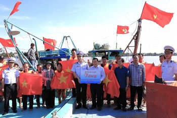 Lực lượng Hải quân ngăn chặn kịp thời gần 300 tàu cá có ý định vượt ranh giới