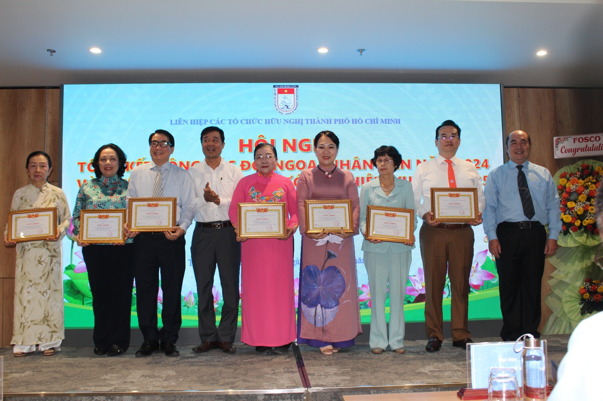 Liên hiệp các tổ chức hữu nghị TP.HCM trao Bằng khen cho các cá nhân và tập thể có thành tích cao trong hoạt động năm 2024. (Ảnh: hufo.vn)