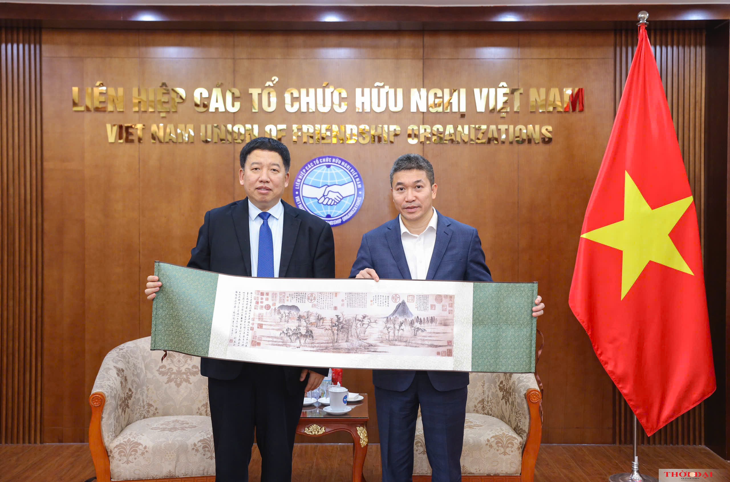 Ông Mã Quân tặng quà lưu niệm cho Chủ Phan Anh Sơn. Ảnh: Đinh Hoà