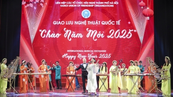 ban hoa ca tinh huu nghi chao nam moi 2025
