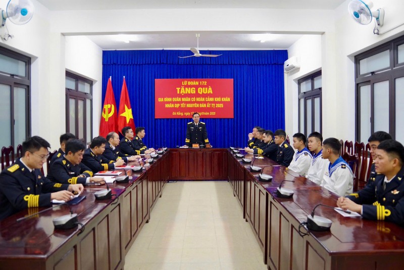 Lữ đoàn 172 trao quà Tết đến đồng đội có hoàn cảnh khó khăn