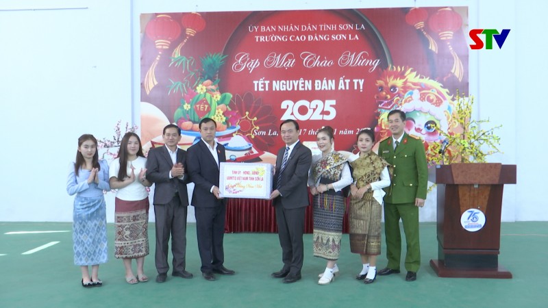 Tặng quà, gặp mặt lưu học sinh Lào nhân dịp Tết cổ Nguyên đán Ất Tỵ 2025