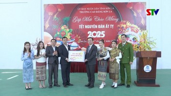 Tặng quà, gặp mặt lưu học sinh Lào nhân dịp Tết cổ Nguyên đán Ất Tỵ 2025