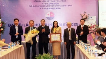 pgsts ngo minh thuy tai dac cu chu tich cau lac bo cuu luu hoc sinh viet nam tai nhat ban