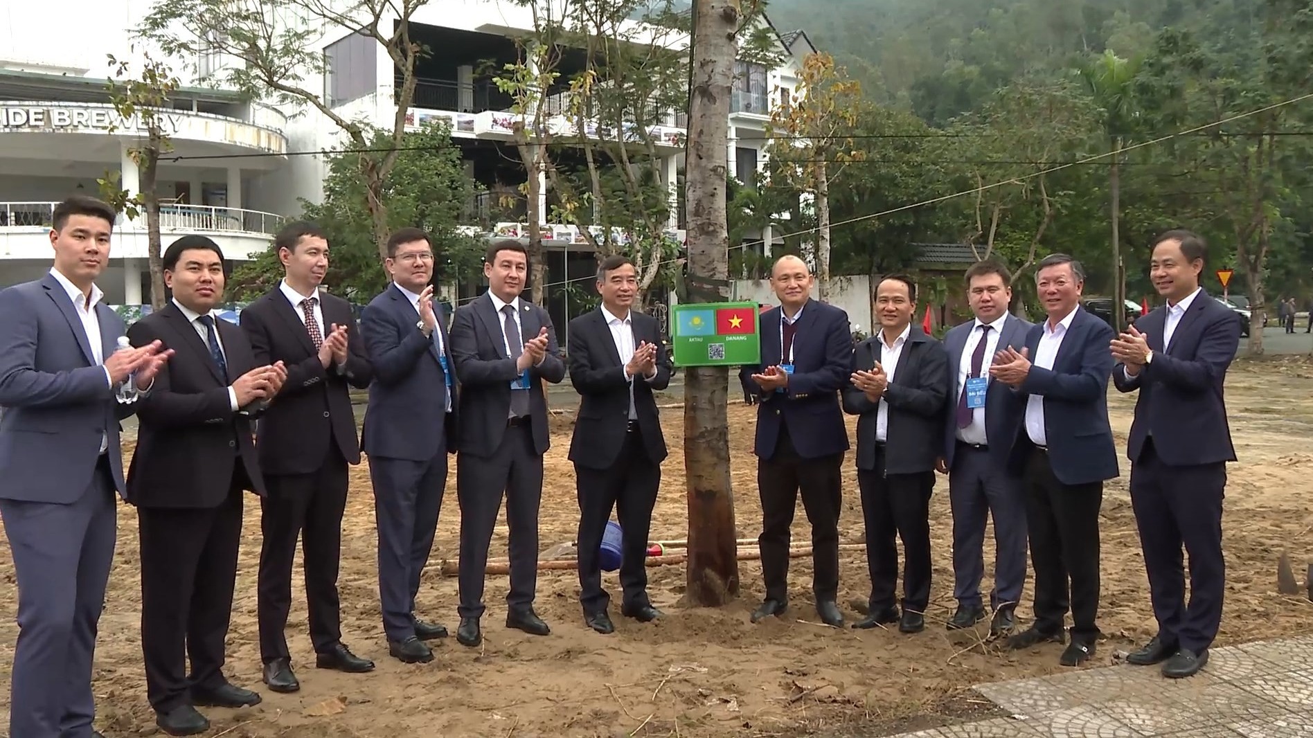 Hơn 150 đại biểu quốc tế trồng cây hữu nghị ở Đà Nẵng