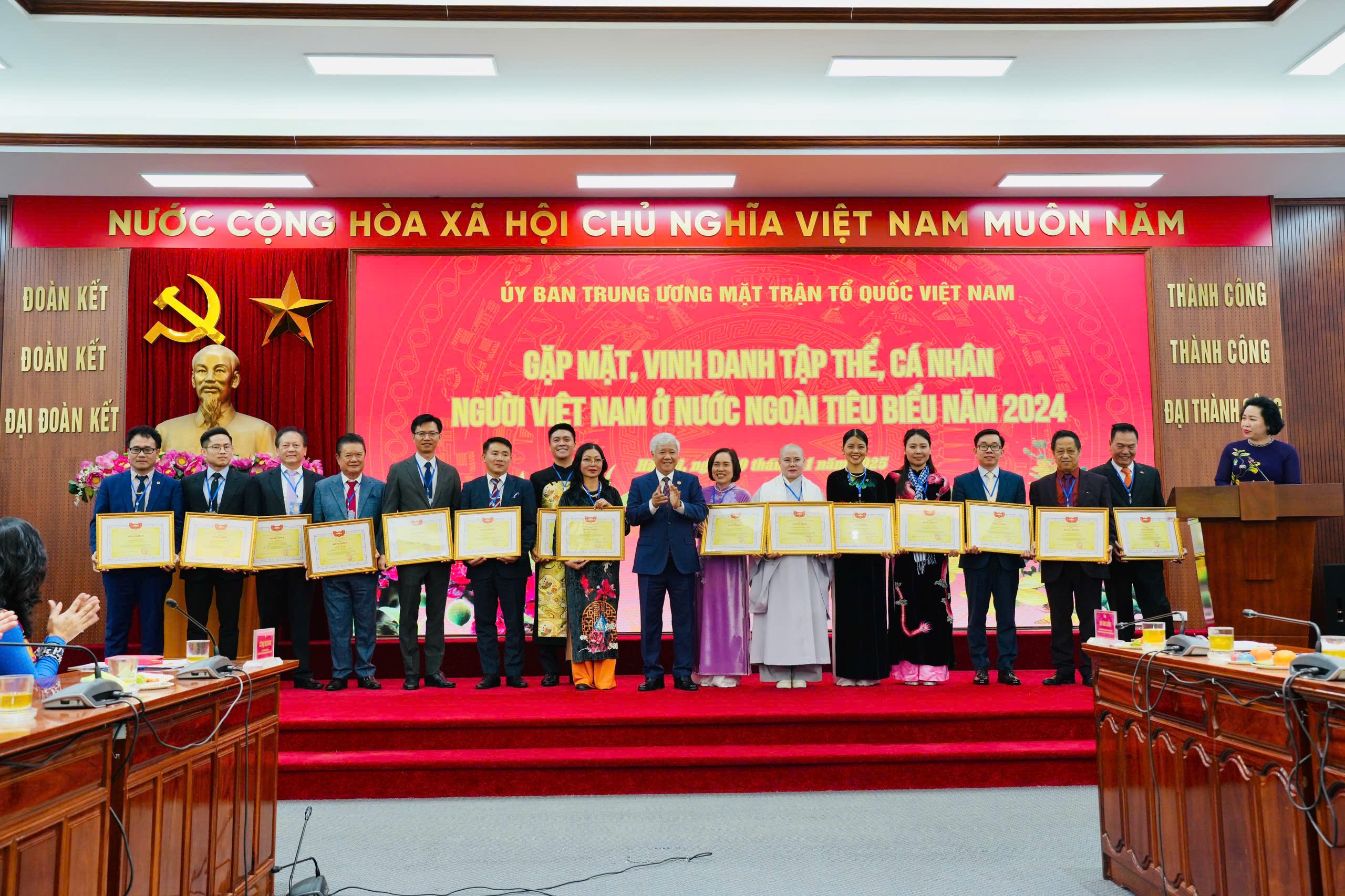 Mặt trận Tổ quốc Việt Nam vinh danh 8 tập thể và 18 cá nhân kiều bào tiêu biểu