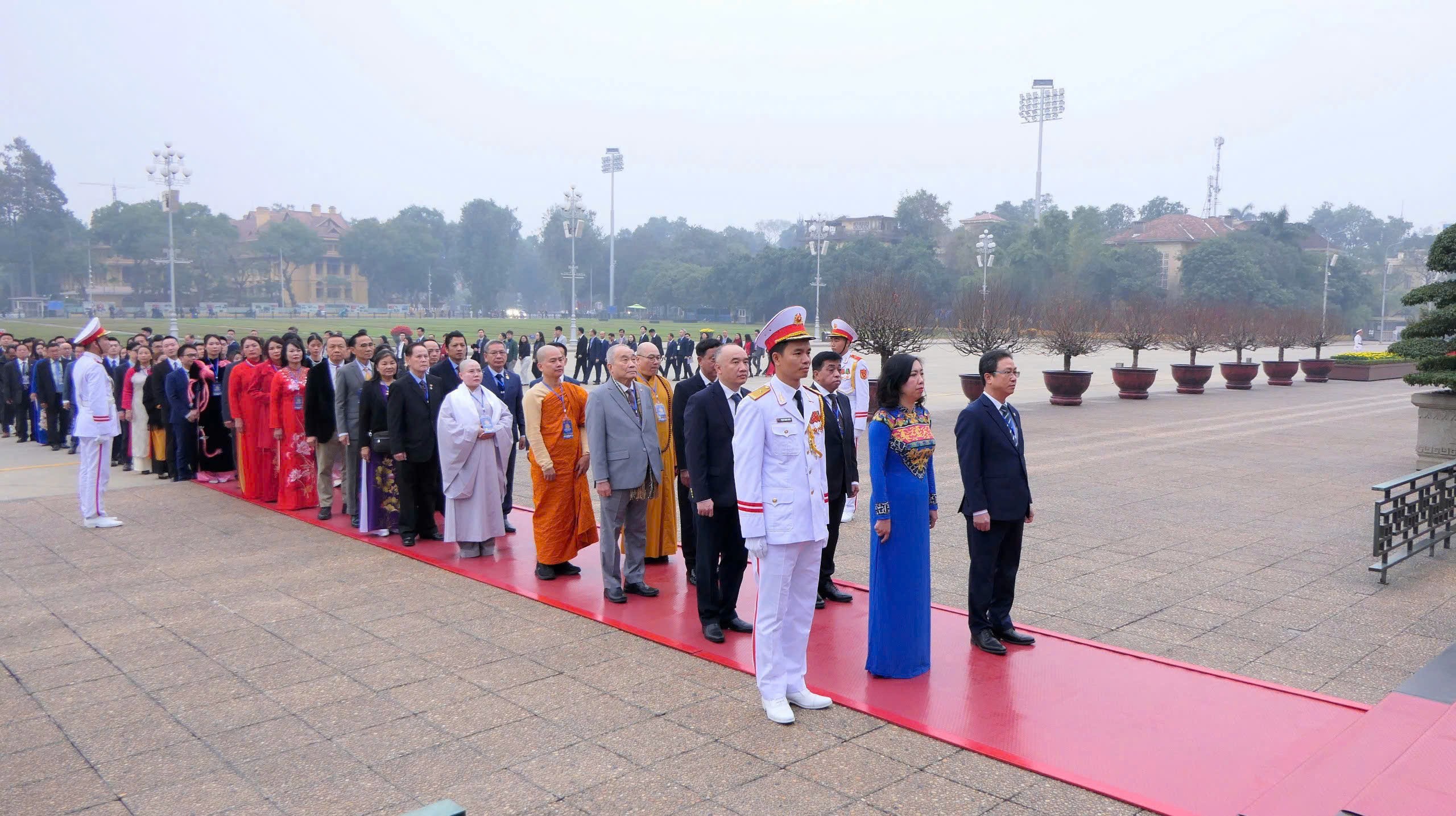 Chủ tịch nước và phu nhân cùng kiều bào thực hiện nghi thức thả cá chép tại Ao cá Bác Hồ