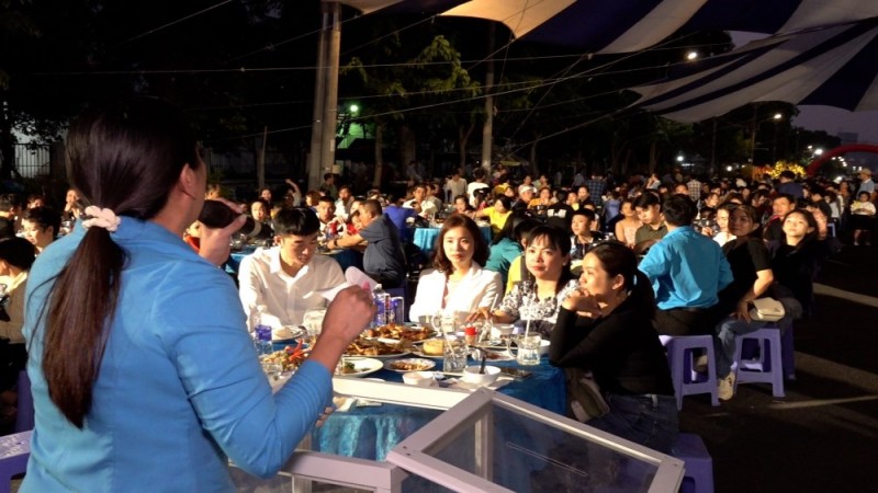 Các công nhân tham gia buổi tiệc công đoàn ấm cúng (Ảnh: T.L).