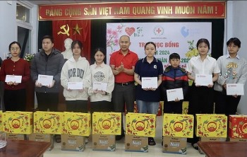 52 em hoc sinh kho khan o da nang duoc trao hoc bong cua caaa thuy dien