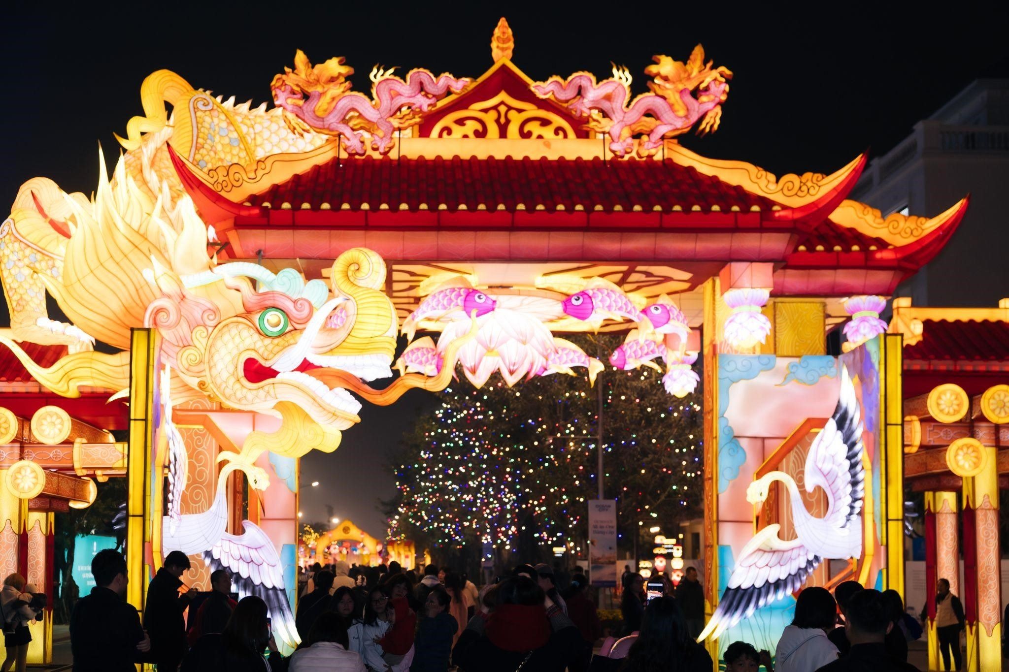 Lễ hội Đèn lồng Quốc tế mang đến không gian thưởng lãm nghệ thuật, vui chơi mới lạ cho cư dân và du khách 