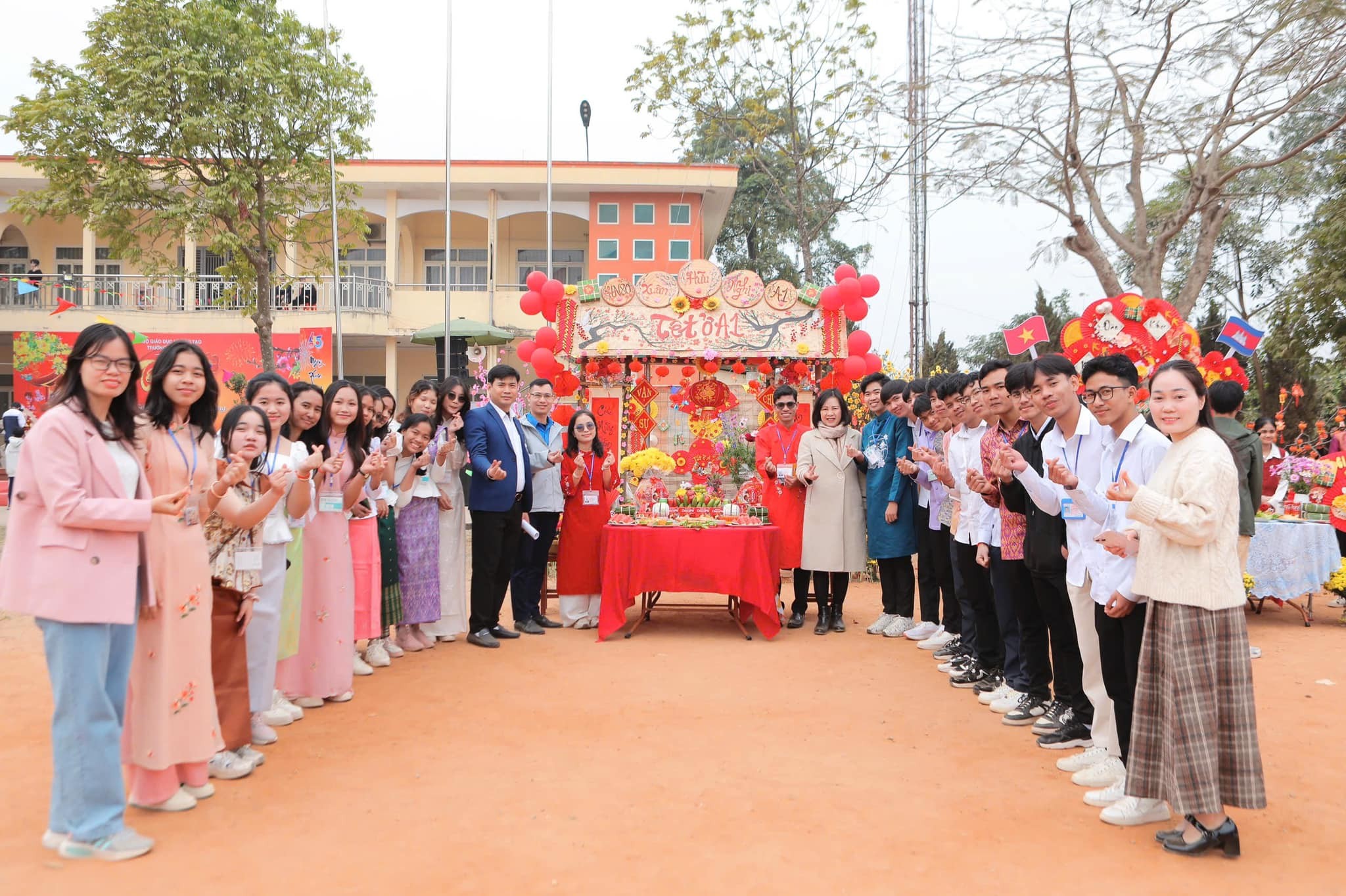 Chương trình tái hiện không khí Tết truyền thống ba miền Bắc - Trung - Nam với các trò chơi dân gian, hội chợ xuân, không gian Tết đặc trưng và những món ăn truyền thống từ khắp vùng miền. (Ảnh: Đoàn Trường Hữu nghị 80) Chương trình tái hiện không khí Tết truyền thống ba miền Bắc - Trung - Nam với các trò chơi dân gian, hội chợ xuân, không gian Tết đặc trưng và những món ăn truyền thống từ khắp vùng miền. (Ảnh: Đoàn Trường Hữu nghị 80)