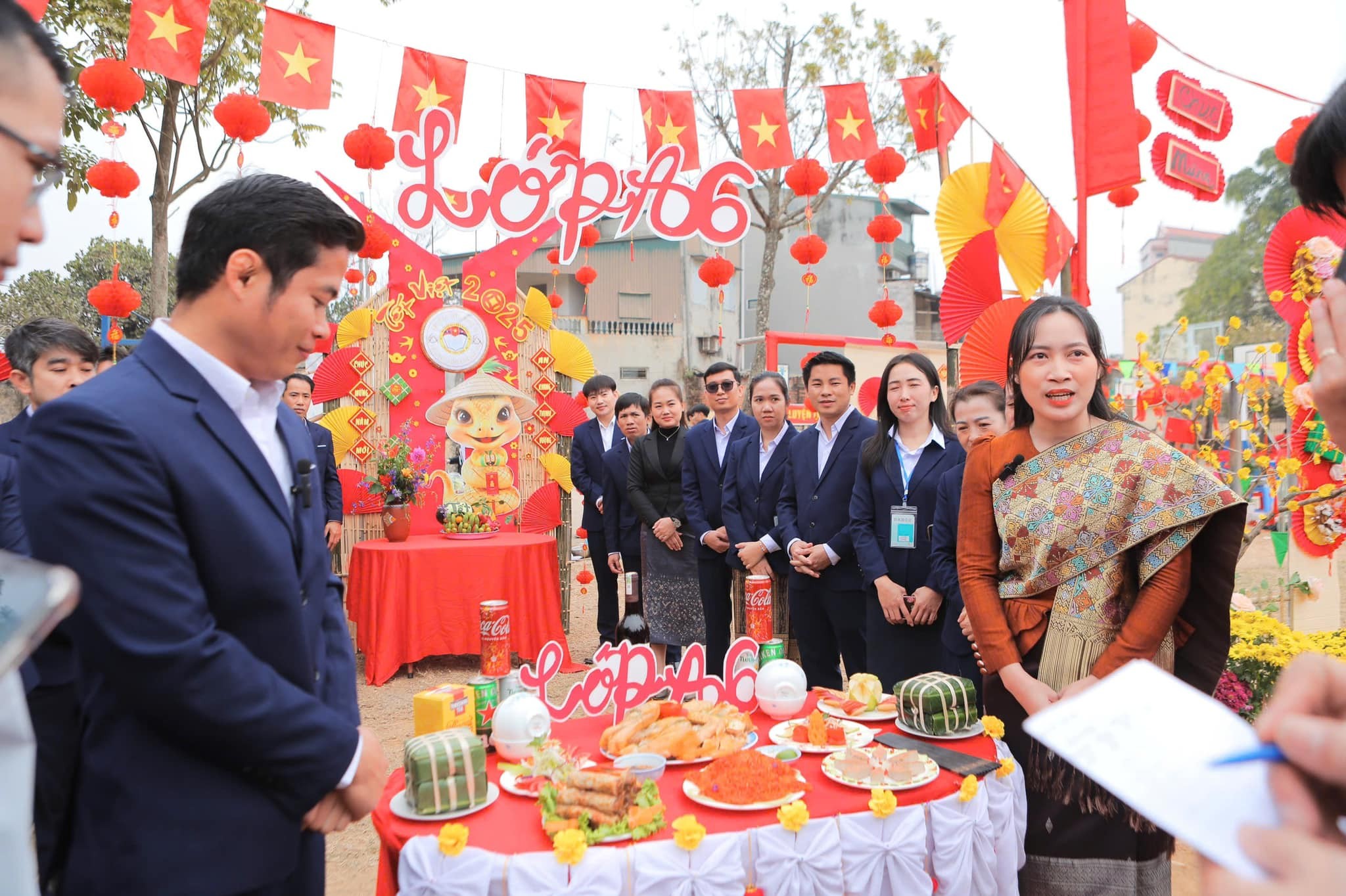 Các em không chỉ được tham quan mà còn tham gia trực tiếp các hoạt động như đi chợ, chế biến và trang trí mâm cỗ Tết với những món ăn đặc trưng như bánh chưng, nem rán, nộm rau củ, giò lụa và chả quế. (Ảnh: Đoàn Trường Hữu nghị 80) Các em không chỉ được tham quan mà còn tham gia trực tiếp các hoạt động như đi chợ, chế biến và trang trí mâm cỗ Tết với những món ăn đặc trưng như bánh chưng, nem rán, nộm rau củ, giò lụa và chả quế. (Ảnh: Đoàn Trường Hữu nghị 80)