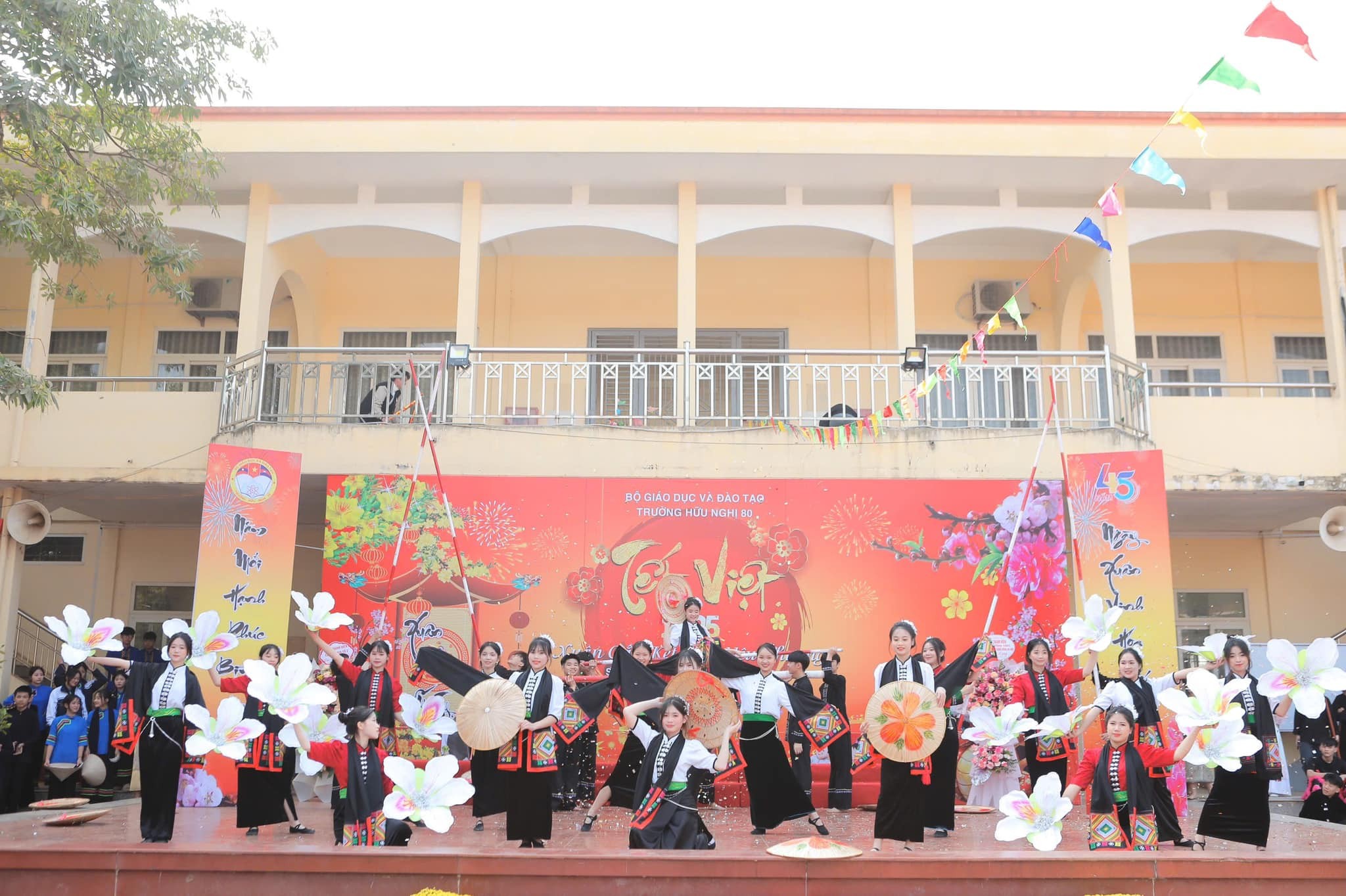 Bên cạnh ý nghĩa văn hóa, sự kiện còn tạo cơ hội để lưu học sinh Lào và Campuchia giao lưu, chia sẻ với các bạn học sinh Việt Nam, qua đó xây dựng nền tảng vững chắc cho quá trình học tập và nghiên cứu tại Trường Hữu nghị 80. Bên cạnh ý nghĩa văn hóa, sự kiện còn tạo cơ hội để lưu học sinh Lào và Campuchia giao lưu, chia sẻ với các bạn học sinh Việt Nam, qua đó xây dựng nền tảng vững chắc cho quá trình học tập và nghiên cứu tại Trường Hữu nghị 80.