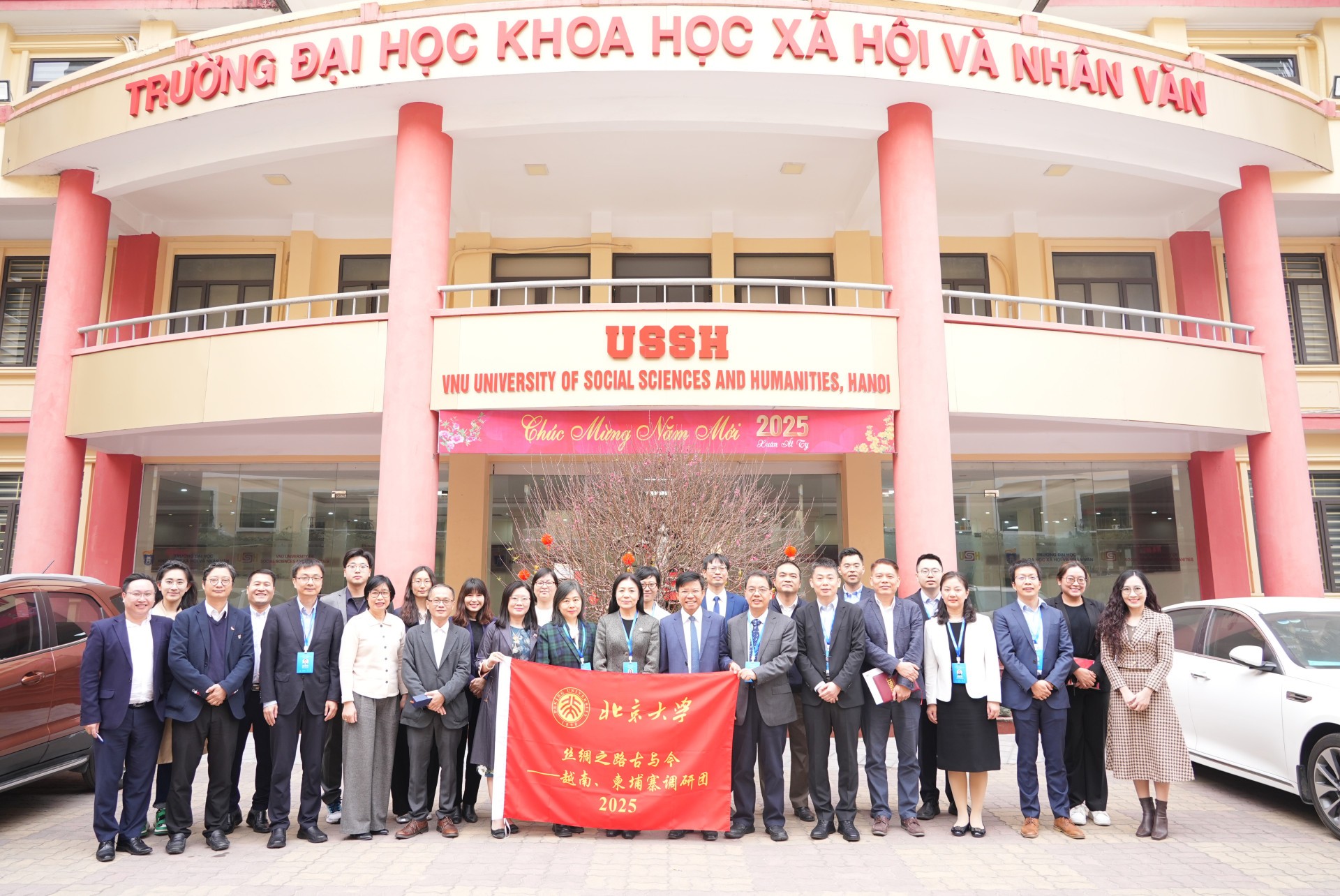 Đoàn công tác của Đại học Bắc Kinh chụp ảnh cùng lãnh đạo và cán bộ của Trường ĐHKHXH&NV 