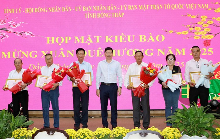 Ông Phạm Thiện Nghĩa trao Bằng khen cho các cá nhân. (Ảnh: dongthap.gov.vn)