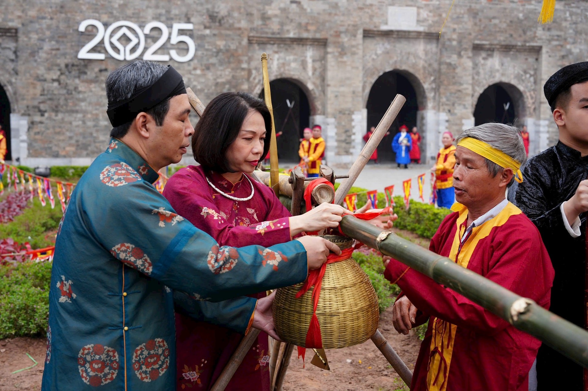 Lễ dựng cây nêu là nghi thức không thể thiếu trong dịp Tết Nguyên đán tại Việt Nam. Cây nêu là biểu tượng của mùa xuân, mang những ý nghĩa tốt đẹp, phúc lành. Khi cây nêu được dựng lên trong Hoàng cung là lúc dân chúng cũng bắt đầu dựng nêu trước sân nhà mình. (Ảnh: Báo Hà Nội mới) Lễ dựng cây nêu là nghi thức không thể thiếu trong dịp Tết Nguyên đán tại Việt Nam. Cây nêu là biểu tượng của mùa xuân, mang những ý nghĩa tốt đẹp, phúc lành. Khi cây nêu được dựng lên trong Hoàng cung là lúc dân chúng cũng bắt đầu dựng nêu trước sân nhà mình. (Ảnh: Báo Hà Nội mới)