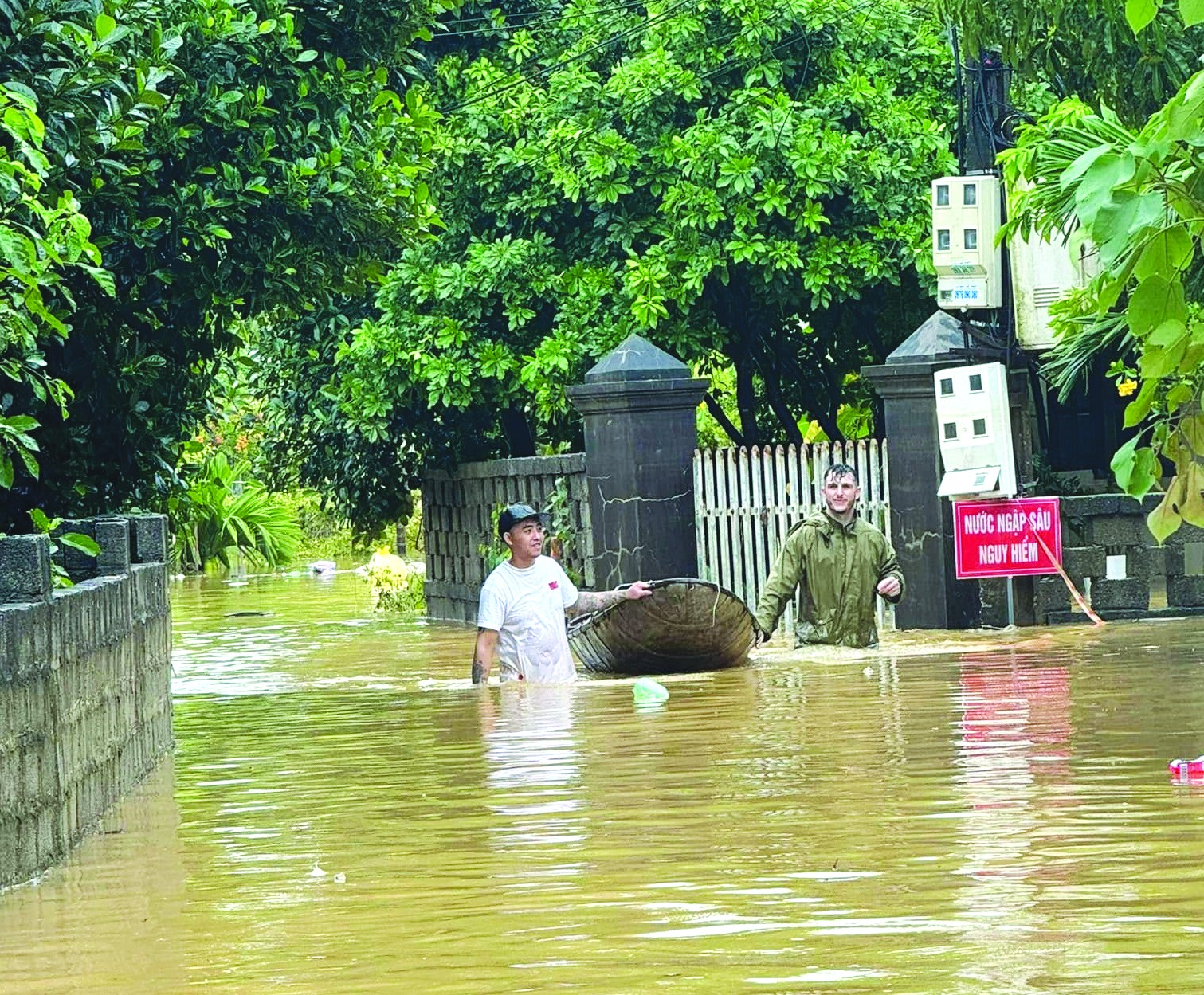 Anh Nathan Ross Keers (bên phải) cùng tình nguyện viên phân phát nhu yếu phẩm cho các hộ dân tại xã Hóa Thượng, huyện Đồng Hỷ, tỉnh Thái Nguyên. (Ảnh: KT)