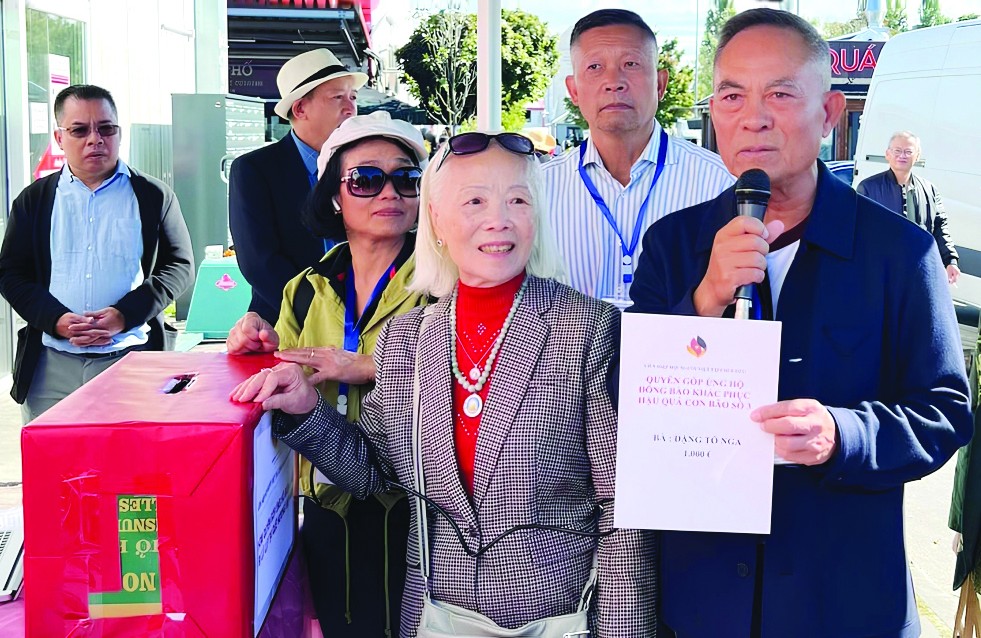 Bà Đặng Tố Nga (bên trái, hàng trên) tại buổi quyên góp ủng hộ đồng bào bão lũ ở Trung tâm Thương mại Đồng Xuân (Berlin, Đức), ngày 15/9/2024. (Ảnh: KT)