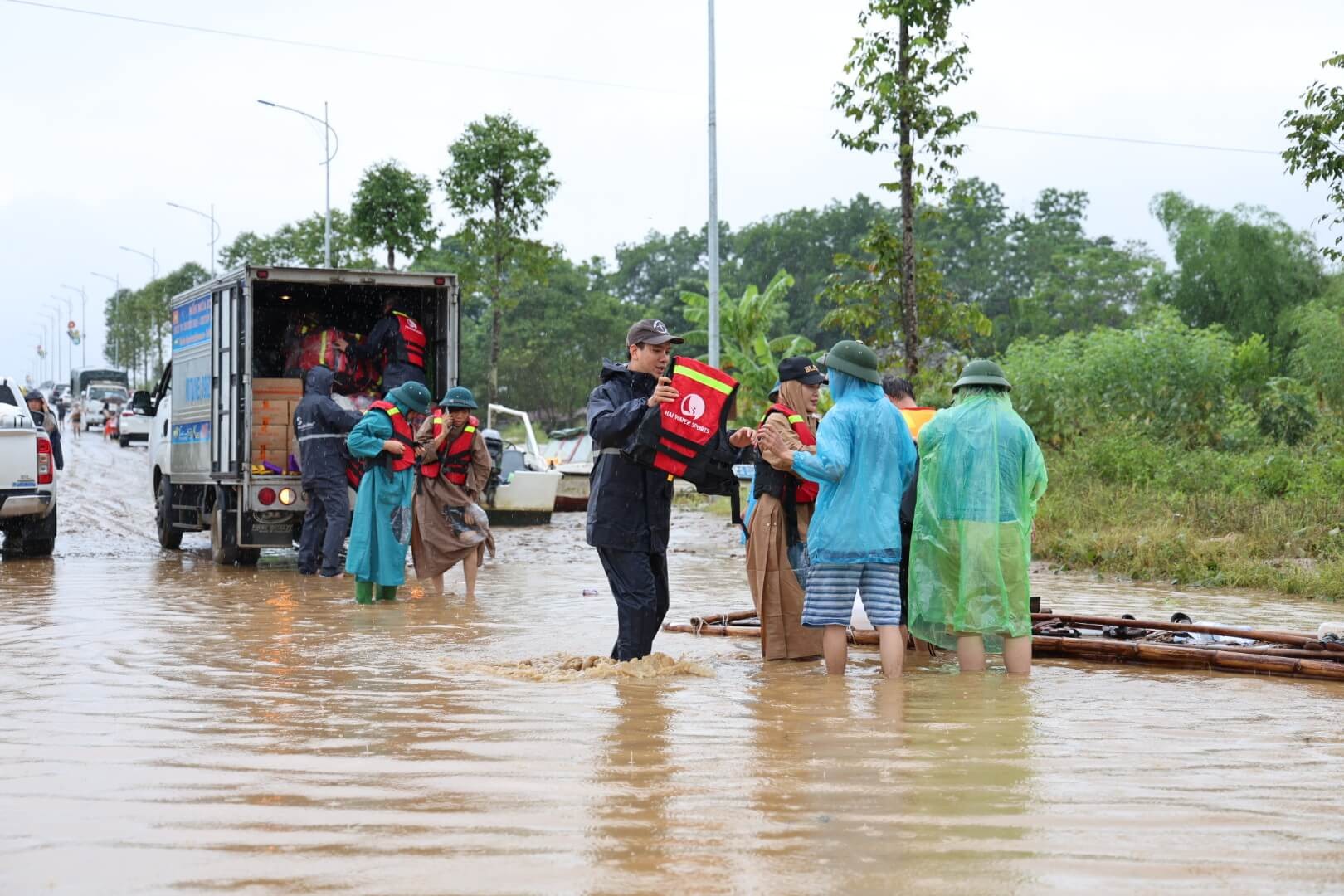 Ngày 18/9/2024, tổ chức Samaritan's Purse đưa chăn, đèn pin, bộ dụng cụ nhà bếp và nhiều hàng cứu trợ khác đến tỉnh Yên Bái, hỗ trợ người dân vượt qua giai đoạn khó khăn sau bão. (Ảnh: Samaritan's Purse) Ngày 18/9/2024, tổ chức Samaritan's Purse đưa chăn, đèn pin, bộ dụng cụ nhà bếp và nhiều hàng cứu trợ khác đến tỉnh Yên Bái, hỗ trợ người dân vượt qua giai đoạn khó khăn sau bão. (Ảnh: Samaritan's Purse)