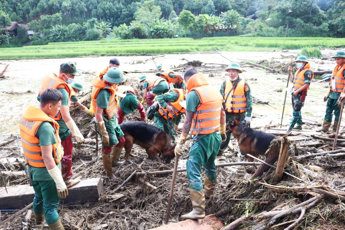 Lực lượng cứu hộ tìm kiếm nạn nhân trong trận lũ quét tại Làng Nủ, xã Phúc Khánh, huyện Bảo Yên, tỉnh Lào Cai. (Ảnh: KT) 