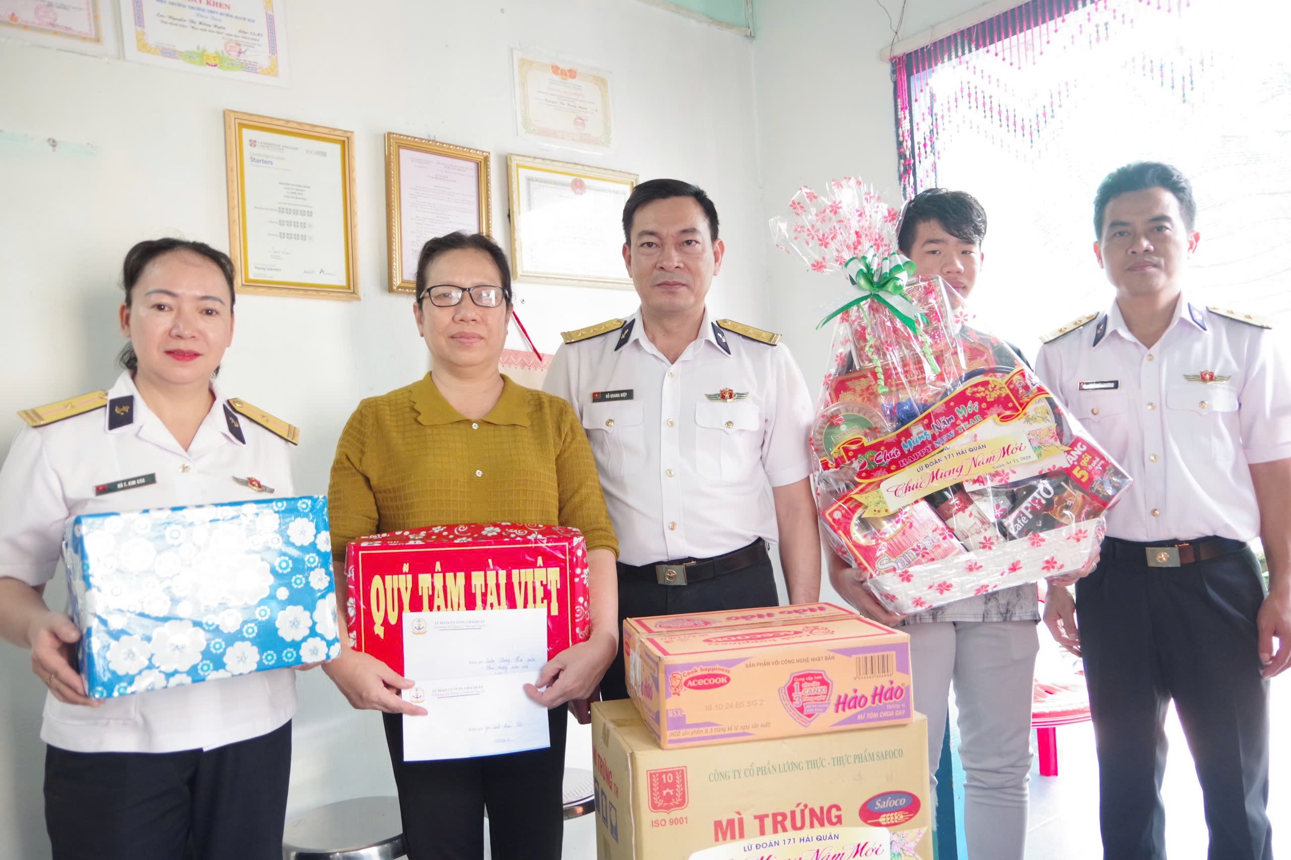 Thăm, tặng quà Tết cho con ngư dân nhận đỡ đầu