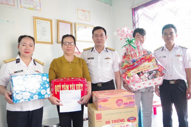 Thăm, tặng quà Tết cho con ngư dân nhận đỡ đầu