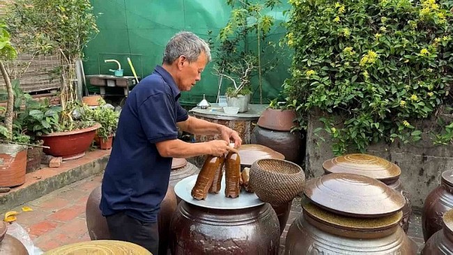 Người giữ lửa nghề tương ở Đường Lâm