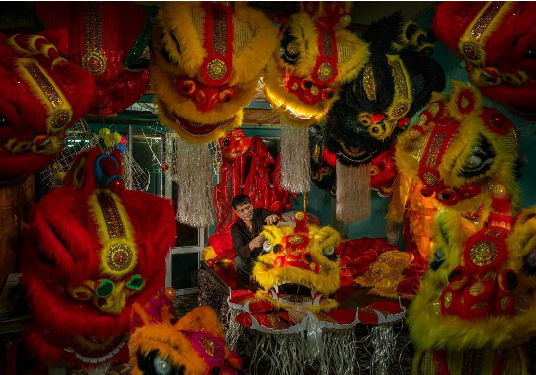 Những đầu lân, sư tử luôn toát lên vẻ sống động có “hồn” của một linh vật, đây là nét đặc trưng trong sản phẩm của nghệ nhân Trần Anh Phong   (Ảnh: Lê Việt Khánh)