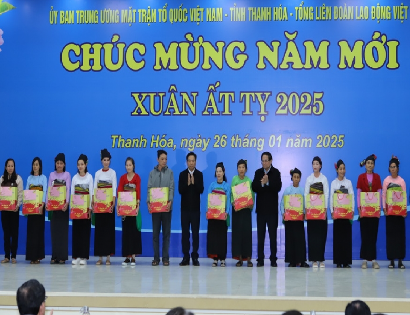 thanh hoa danh hon 375 ty dong trao tang cho gia dinh chinh sach ho ngheo ho kho khan trong dip tet