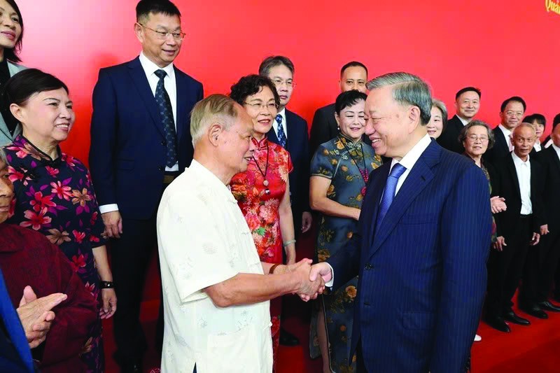 Tổng Bí thư, Chủ tịch nước Tô Lâm và các đại biểu đại diện nhân sĩ hữu nghị Trung Quốc, ngày 18/8/2024 tại Quảng Châu (Quảng Đông, Trung Quốc). (Ảnh: KT)