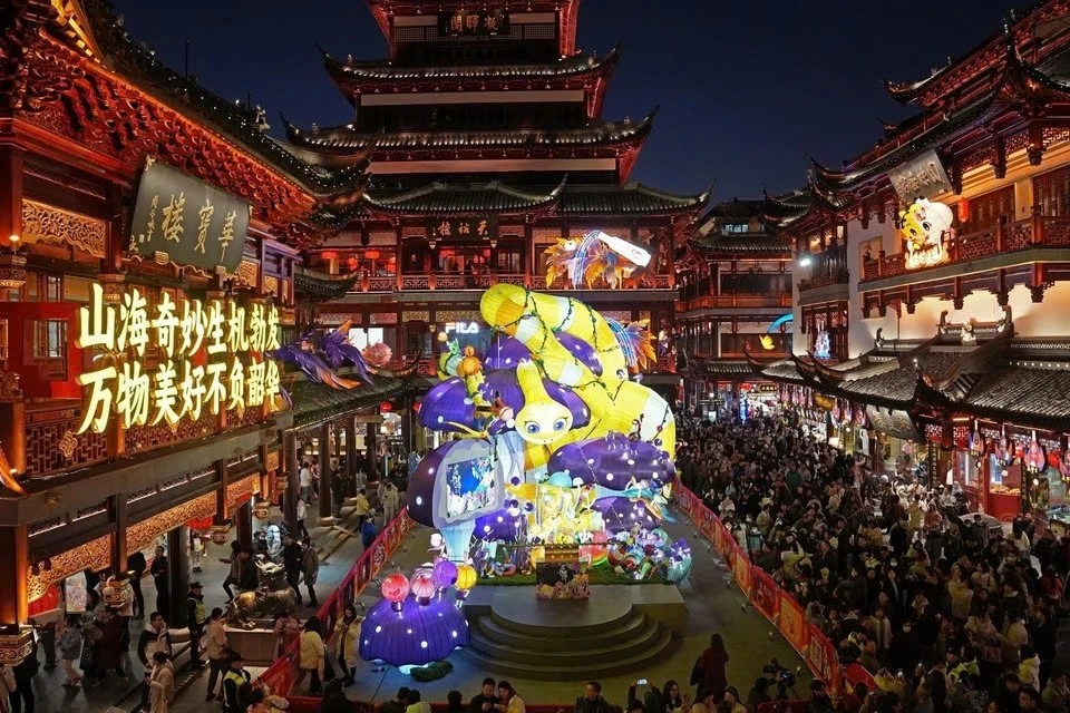 Đèn lồng hình con rắn tại lễ hội Yuyuan Garden Lantern Festival năm 2025 của Thượng Hải (Trung Quốc). Ảnh: VCG. Đèn lồng hình con rắn tại lễ hội Yuyuan Garden Lantern Festival năm 2025 của Thượng Hải (Trung Quốc). Ảnh: VCG.